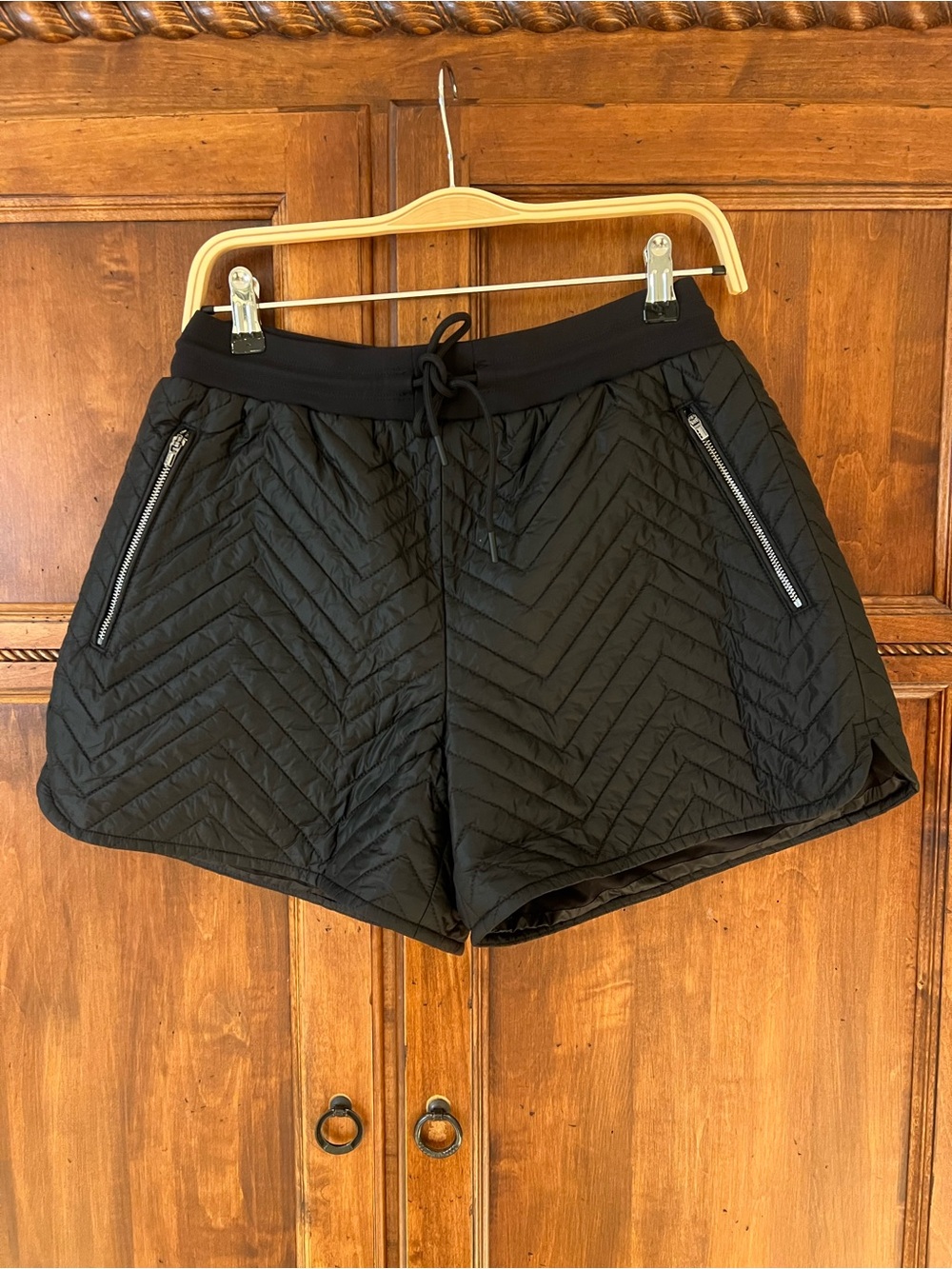 NWOT Athleta Apres Ski shorts | Size 4 | chevron quilting and zippered pockets